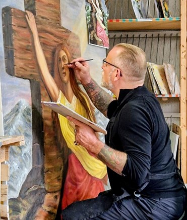 Portret van kunstenaar Marco Bratt in zijn atelier